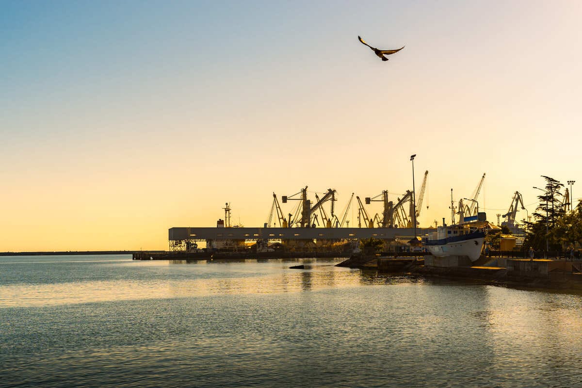 Gün batımında liman ve dış ticaret gemileri - Gümrükoloji